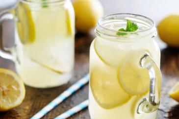 Warm water met citroen in limonadeglazen