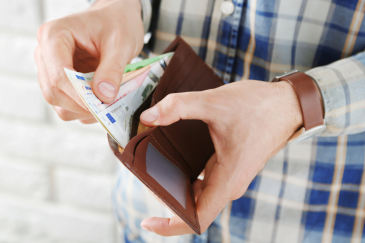 Geld uit portemonnee halen