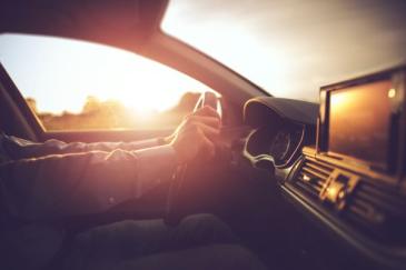 Laagstaande zon schijnt in auto