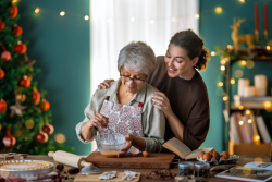 Oudere en jongere vrouw met Kerst in de keuken