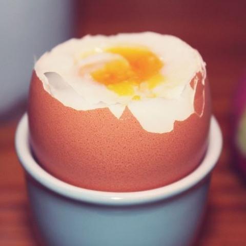 Een zachtgekookt ei in eierdopje