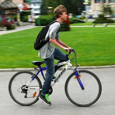 Scholier op de fiets naar school